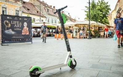 Trotinete electrice: Primăria Sibiu a solicitat Lime și Bolt limitarea vitezei încă din anul 2022. Operatorii au impus limita de 5 km/h în parcuri și zonă centrală și 25 km/h în rest