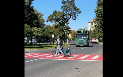 „Dacă nu există trecere dedicată pentru bicicletă, coboară și traversează la pas, pe lângă bicicletă”. Urban Bike Revolution dă sfaturi bicicliștilor și șoferilor despre deplasarea pe trecerea de pietoni