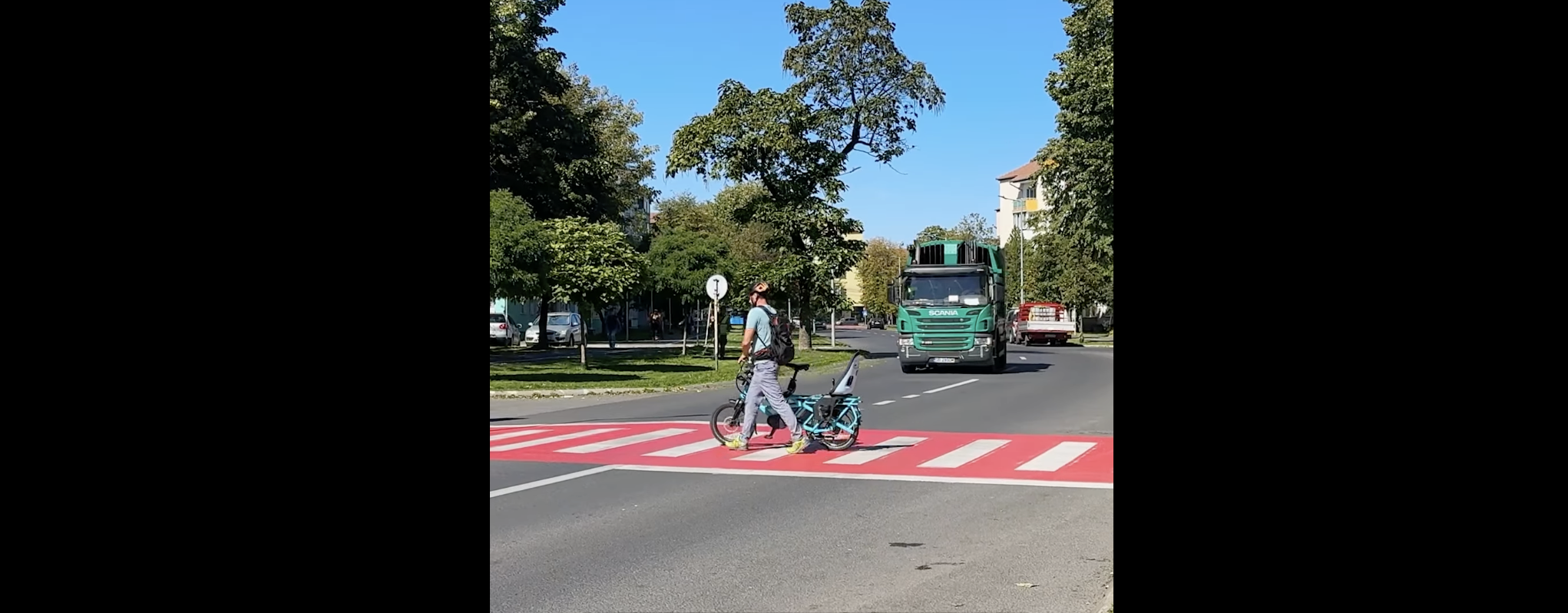 „Dacă nu există trecere dedicată pentru bicicletă, coboară și traversează la pas, pe lângă bicicletă”. Urban Bike Revolution dă sfaturi bicicliștilor și șoferilor despre deplasarea pe trecerea de pietoni