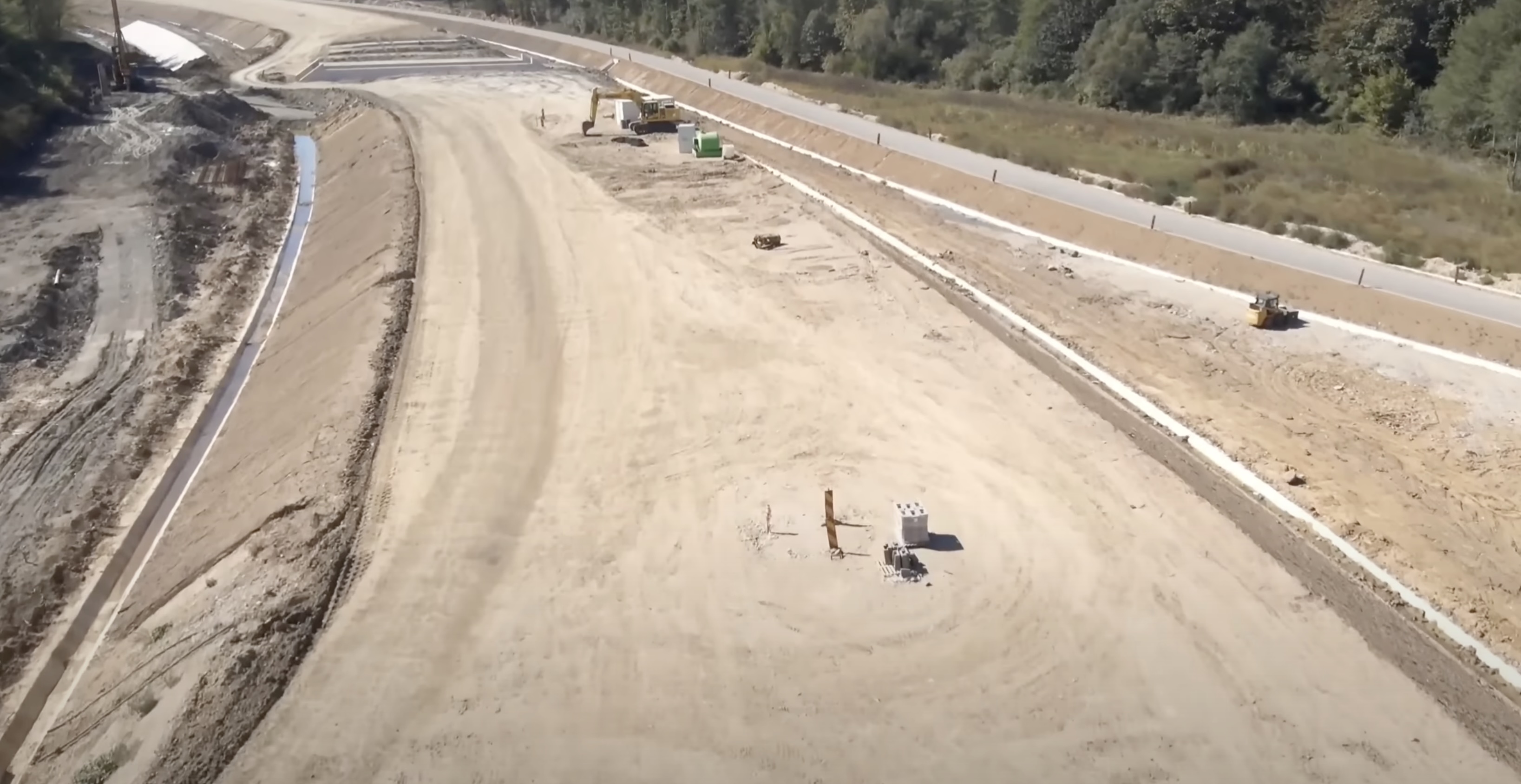 VIDEO Se lucrează non-stop pe porțiunea lipsă din autostrada Sibiu – Nădlac. CNAIR: ”Stadiul fizic real a ajuns în șantier la peste 36%”