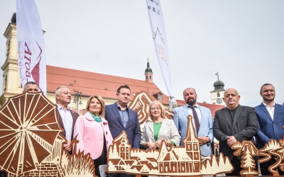 „La Sibiu construim drumuri de rămas acasă”. S-a deschis Târgul Național de Ecoturism din Piața Mare