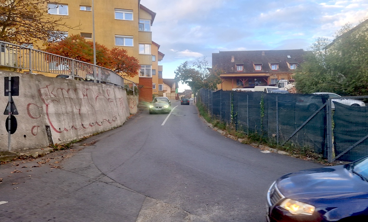 Primăria a comandat un studiu de circulație în cartierul Tilișca pentru eventuale sensuri unice. Fodor: „O mare problemă este că mașinile sunt toate parcate pe stradă”