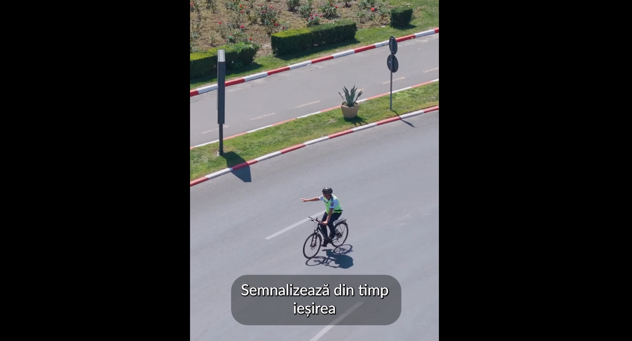 Urban Bike Revolution explică cum ar trebui să circule bicicliștii în sensul giratoriu. „Ordinea dă siguranță. Intră doar când ai timp și spațiu. Cedează celor care sunt deja în sens”