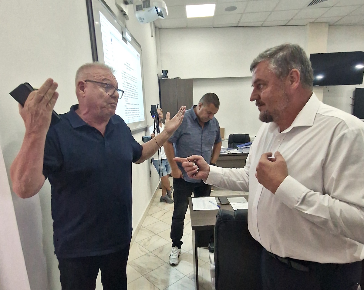 Cisnădie. Pentru „prost”, „mare escroc”, „mizerabil” fostul primar a fost amendat în urma plângerii actualului primar. „Nu contest”
