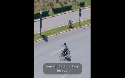 Urban Bike Revolution explică cum ar trebui să circule bicicliștii în sensul giratoriu. „Ordinea dă siguranță. Intră doar când ai timp și spațiu. Cedează celor care sunt deja în sens”