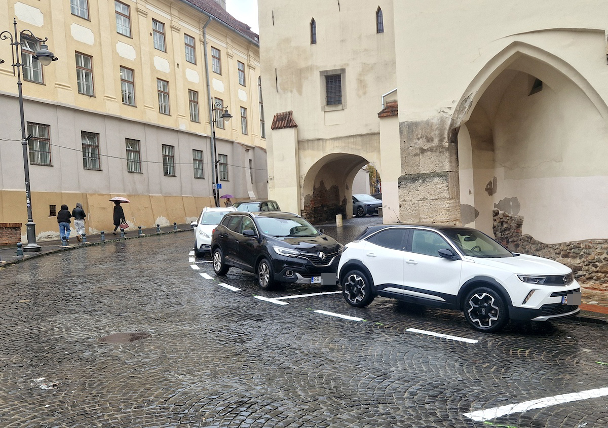 Primăria Sibiu a marcat cinci noi locuri de parcare lângă Muzeul de Istorie