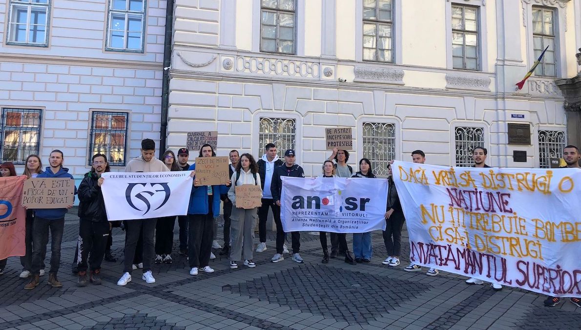 „Zilele și nopțile de studiu trebuie recompensate. Suntem mulți cu situații grele acasă, iar banii chiar ne ajută”. Cu două zile înainte de începerea anului universitar, aproximativ 50 de studenți sibieni au protestat împotriva tăierii burselor