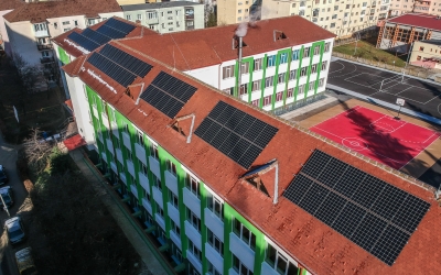 Încă o licitație pentru panouri fotovoltaice: cinci școli, cantina socială, zoo, cimitirul și două sedii ale Primăriei vor produce propriul curent electric