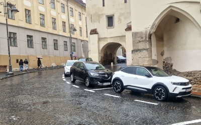 Primăria Sibiu a marcat cinci noi locuri de parcare lângă Muzeul de Istorie