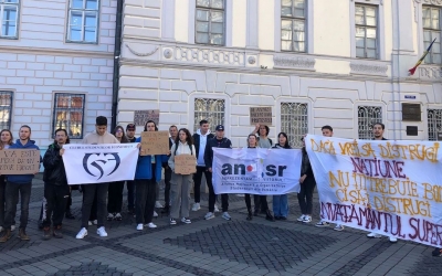 „Zilele și nopțile de studiu trebuie recompensate. Suntem mulți cu situații grele acasă, iar banii chiar ne ajută”. Cu două zile înainte de începerea anului universitar, aproximativ 50 de studenți sibieni au protestat împotriva tăierii burselor