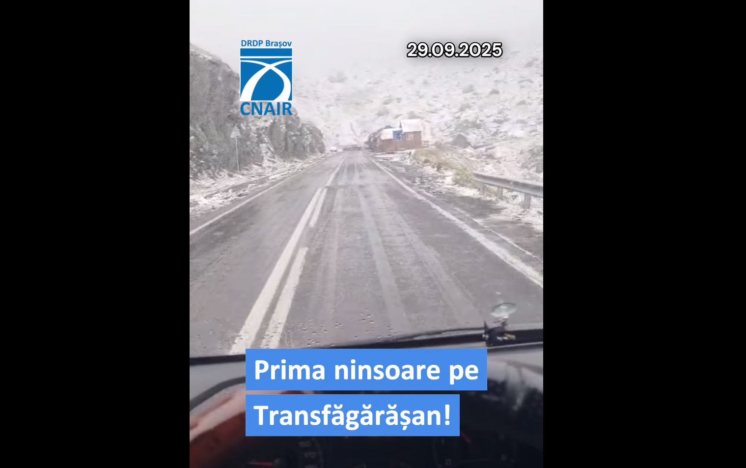 Prima ninsoare din acest sezon pe Transfăgărășan. Drumari intervin cu utilaje și material antiderapant