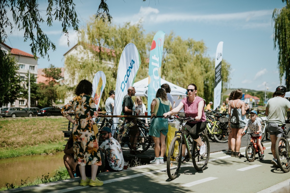 Pista de biciclete de pe malul Cibinului se transformă în loc de întâlnire și socializare pentru sibieni. Muzică, vânătoare de comori, târg și service de biciclete, la a doua ediție Cibin Bike Day
