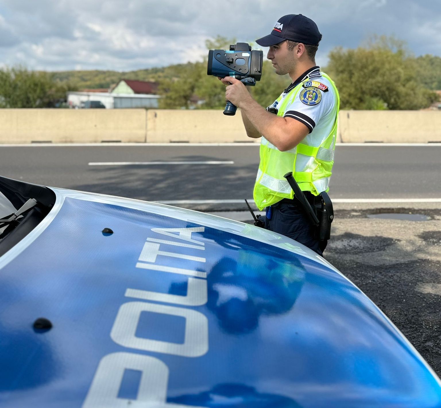 Doi șoferi prinși cu peste 160 km/h pe drumurile județene din Sibiu. Polițiștii au reținut 13 permise în două zile
