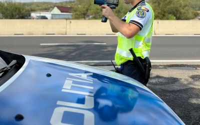 Doi șoferi prinși cu peste 160 km/h pe drumurile județene din Sibiu. Polițiștii au reținut 13 permise în două zile