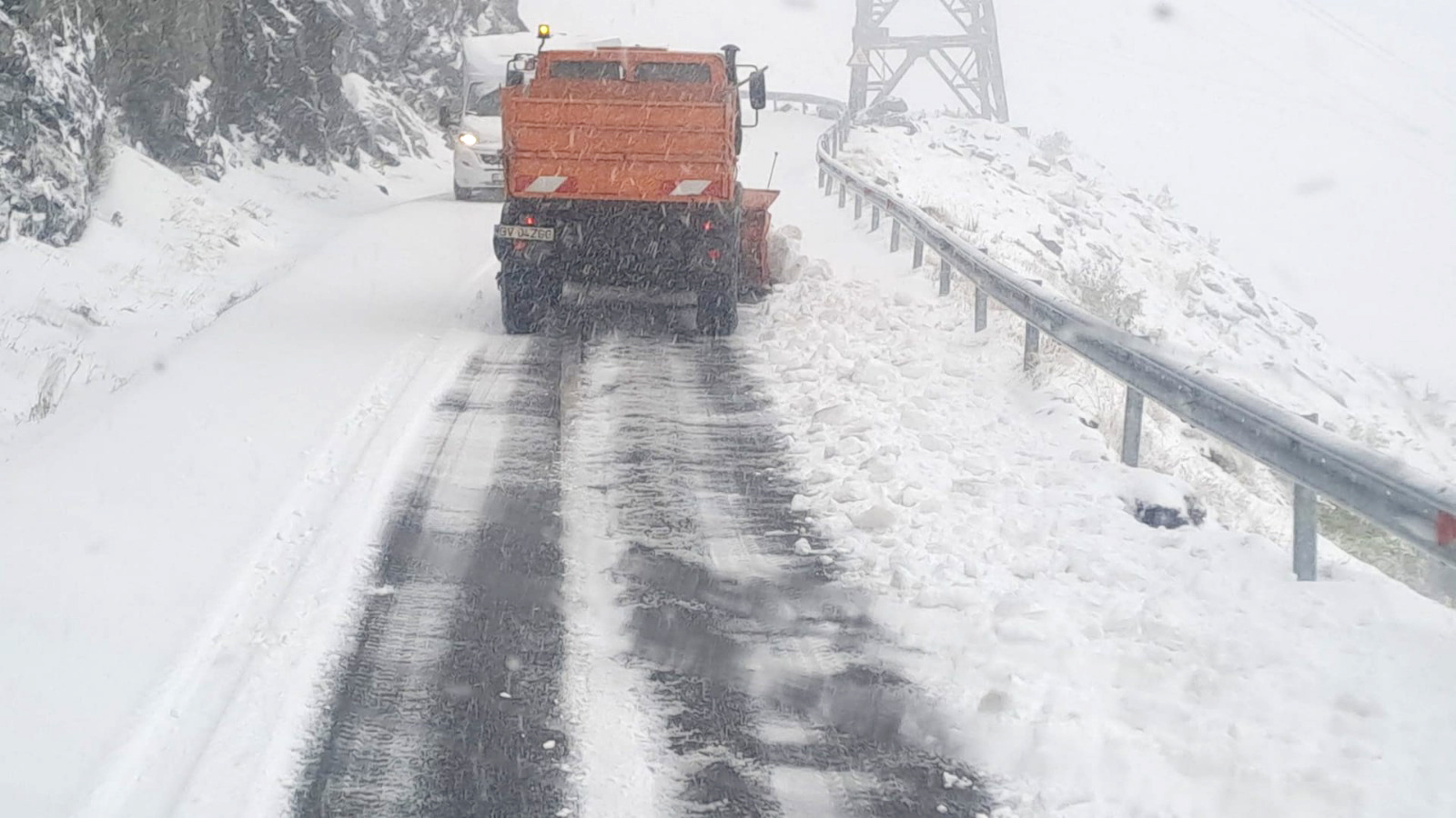 DRDP Brașov: Se circulă în condiții de iarnă pe Transfăgărășan. Drumarii iau în calcul închiderea temporară a traficului, dacă se vor înrăutății condițiile meteo