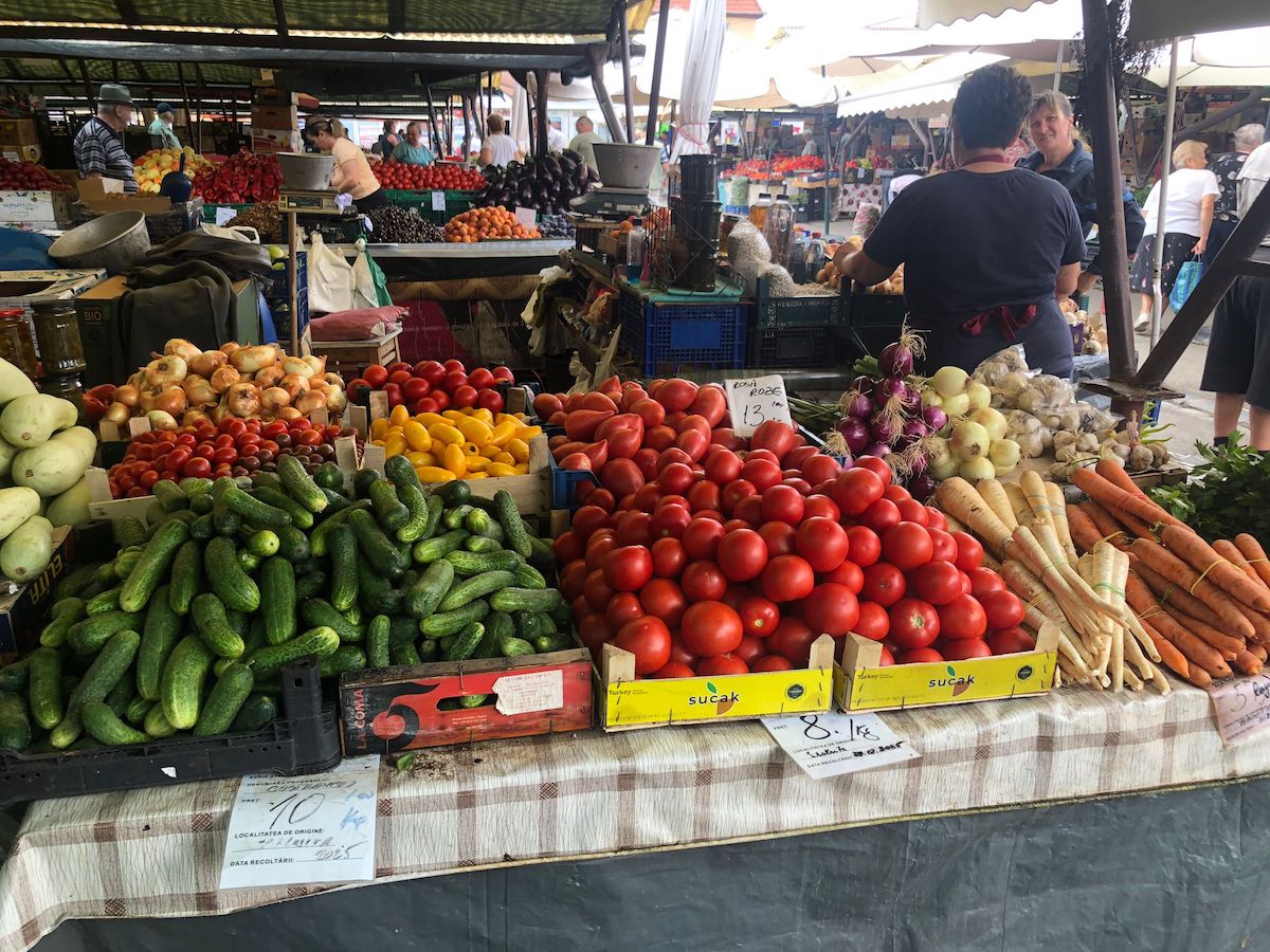 Licitaţie pentru închirierea spaţiilor şi terenurilor libere din pieţele agroalimentare din Sibiu precum şi spaţii pentru comerţul stradal de legume, fructe şi flori
