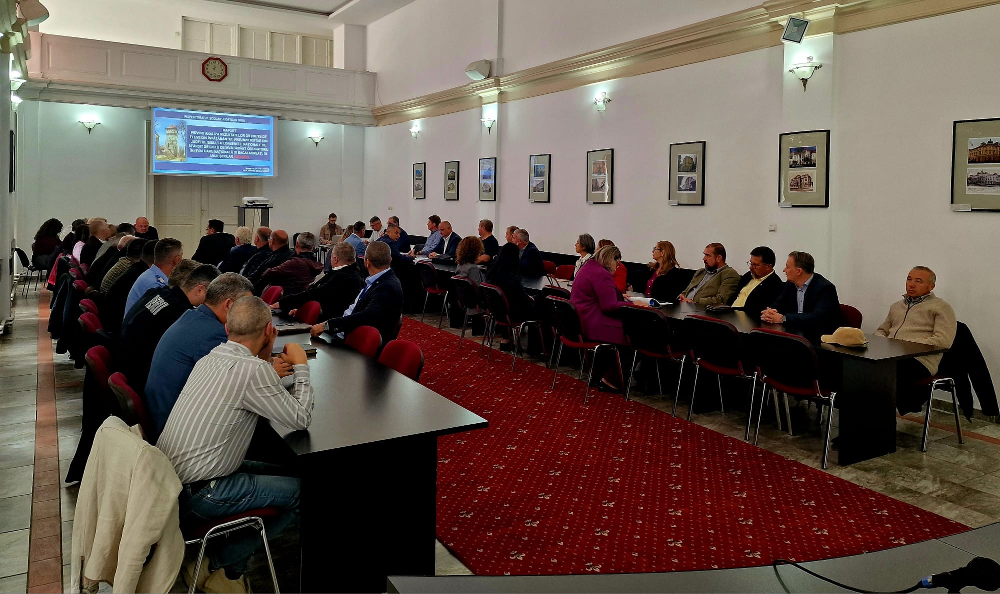 Discuții la Prefectură despre tehnologii avansate pe autostrăzi și gropi pe drumurile din județ. „Problema e că noi nu mai folosim bitumul românesc”. Prefect: „Atunci să-l aducem din Arabia Saudită”