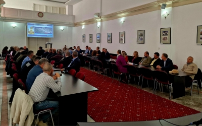 Discuții la Prefectură despre tehnologii avansate pe autostrăzi și gropi pe drumurile din județ. „Problema e că noi nu mai folosim bitumul românesc”. Prefect: „Atunci să-l aducem din Arabia Saudită”