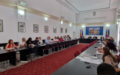 Discuții la Prefectură despre tehnologii avansate pe autostrăzi și gropi pe drumurile din județ. „Problema e că noi nu mai folosim bitumul românesc”. Prefect: „Atunci să-l aducem din Arabia Saudită”