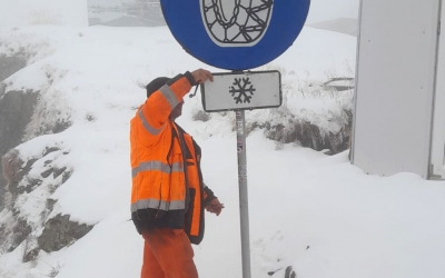 Poliţia, către şoferii care circulă pe Transfăgărăşan: echipaţi-vă maşinile cu anvelope de iarnă