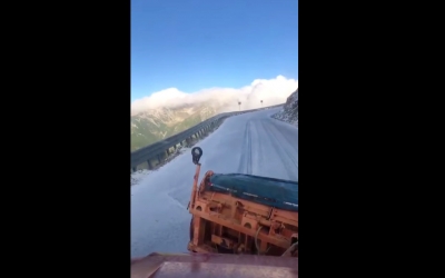 Transalpina, închisă circulației pe sectorul cuprins între Rânca și Obârșia Lotrului. Viscolul și precipitațiile au determinat formarea unui strat de gheață pe șosea