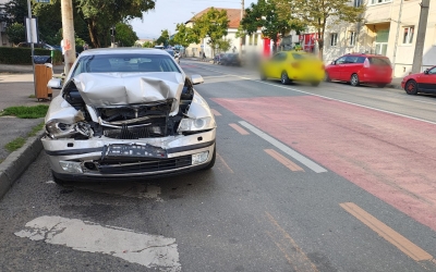 Accident în lanț pe strada Semaforului: Trei mașini implicate, o șoferiță a ajuns la spital