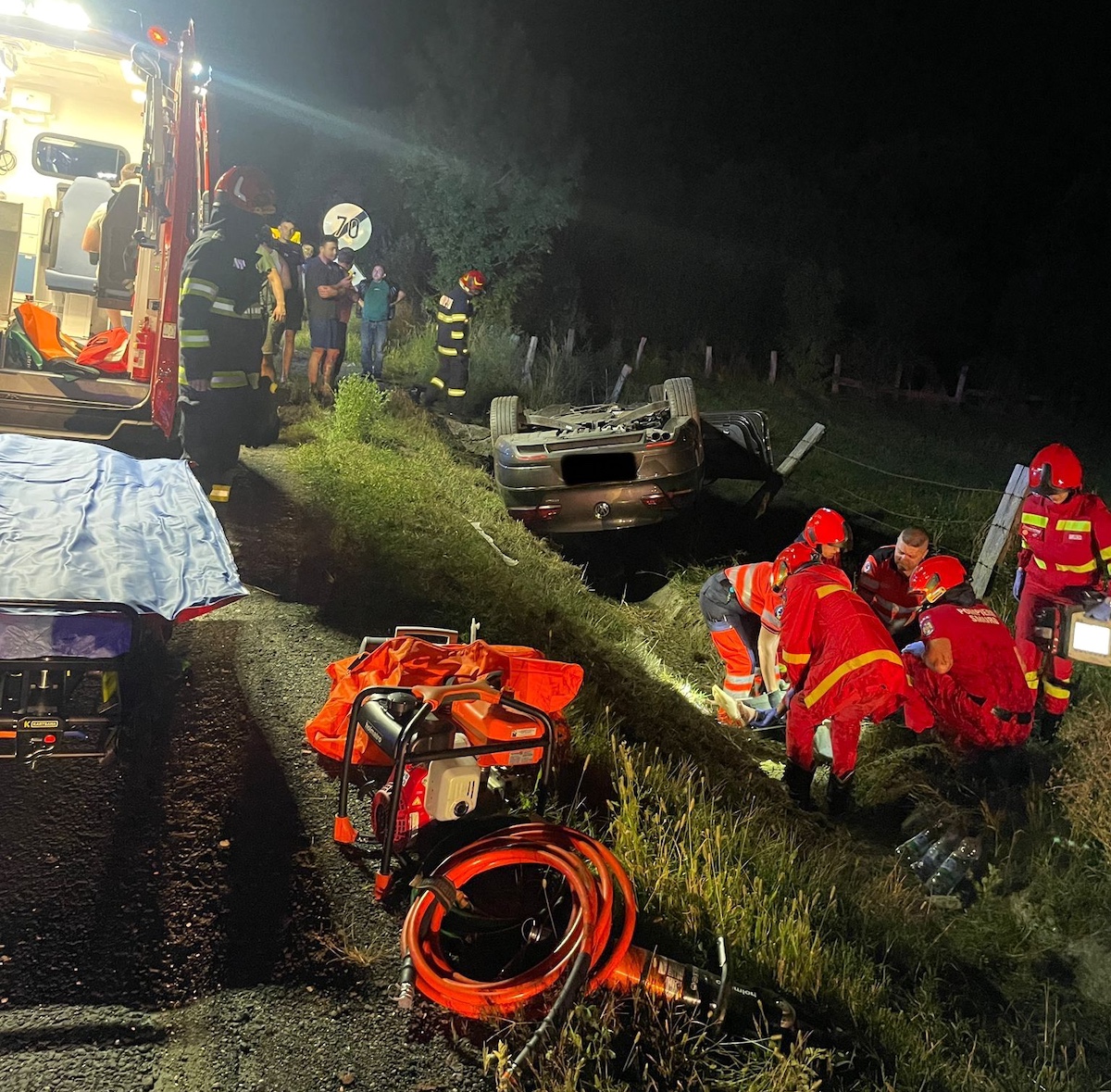Mașină răsturnată pe DN1, la Scoreiu. Două persoane au fost transportate la spital