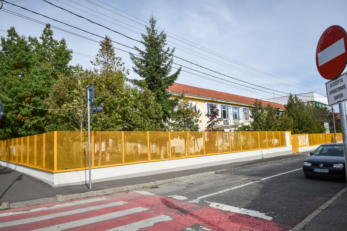 Reabilitarea corpului vechi de la „I.L. Caragiale”, amânată după ce părinții s-au opus mutării la Alma Mater. Din noiembrie elevii vor învăța în trei locații