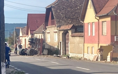 Un camion s-a răsturnat pe DN 14, în Ruși, după ce a lovit o casă și a spart o țeavă de gaz. Nimeni nu a fost rănit