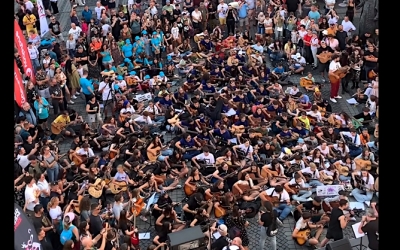 Peste 1.200 de chitariști au venit la Sibiu. Guitar Meeting a început cu un moment dedicat lui Ozzy Osbourne
