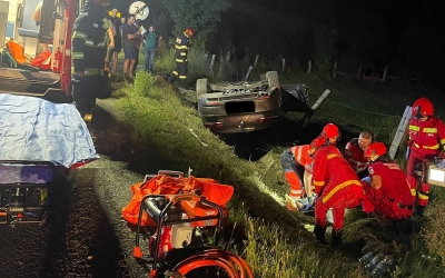Mașină răsturnată pe DN1, la Scoreiu. Două persoane au fost transportate la spital