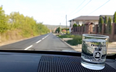 Primarul din Cisnădie a făcut testul paharului cu apă pe bordul mașinii, pe strada Cetății