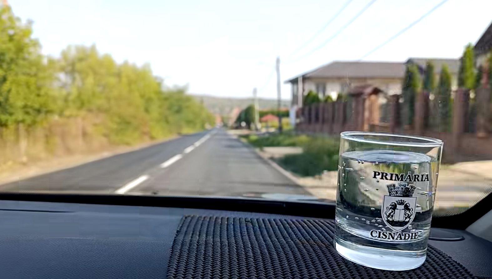 Primarul din Cisnădie a făcut testul paharului cu apă pe bordul mașinii, pe strada Cetății