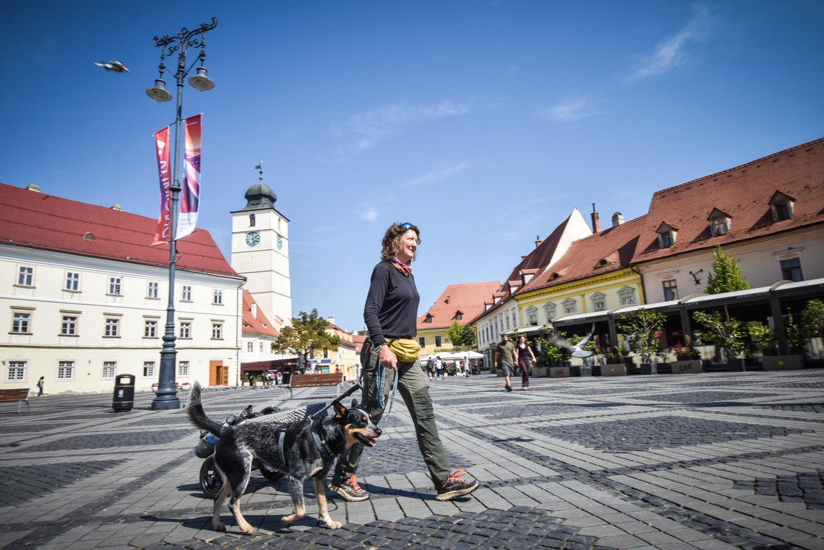 Heike Pirngruber, femeia care face înconjurul lumii însoțită de câinele ei, a ajuns și la Sibiu: „Oamenii sunt extraordinari. Orașul te face să te simți ca acasă”