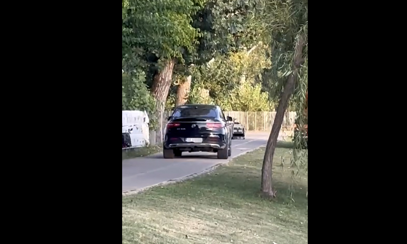 „Țăranul e pe câmp cu Mercedesul”. Sibian amendat de polițiști după ce a fost filmat conducând pe aleea unui parc din Târgoviște