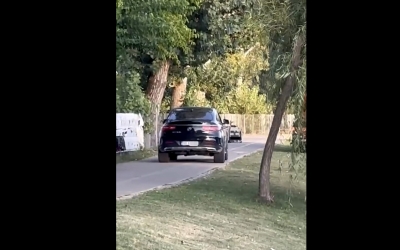 „Țăranul e pe câmp cu Mercedesul”. Sibian amendat de polițiști după ce a fost filmat conducând pe aleea unui parc din Târgoviște