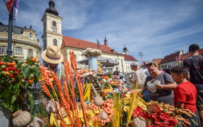 Târgul Olarilor, de 59 de ani în Piața Mare. Un cuplu din Pitești vine special la Sibiu în fiecare an, ca să-l viziteze: Am luat două cahle și două farfurii mai speciale de la Horezu