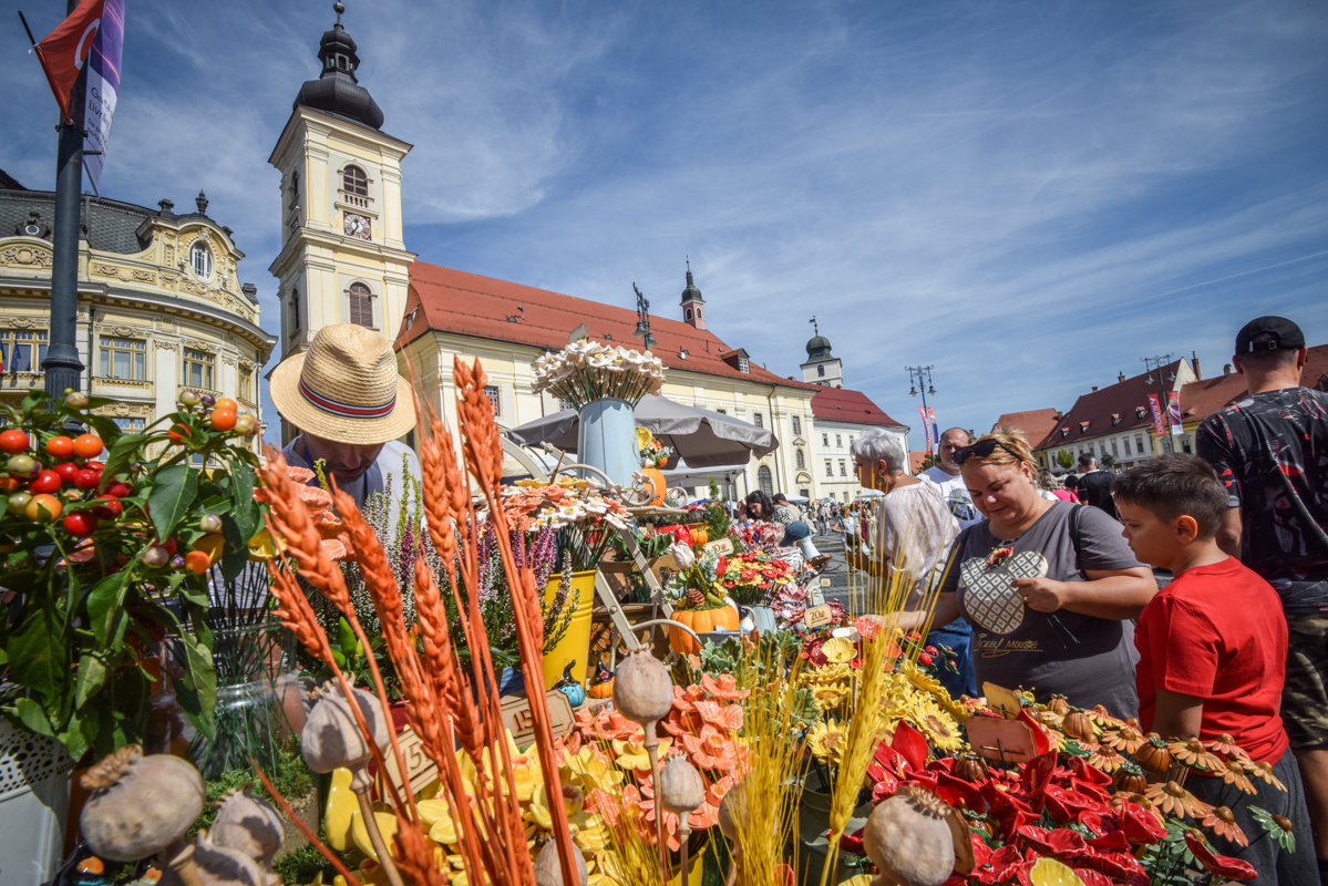 Târgul Olarilor, de 59 de ani în Piața Mare. Un cuplu din Pitești vine special la Sibiu în fiecare an, ca să-l viziteze: Am luat două cahle și două farfurii mai speciale de la Horezu
