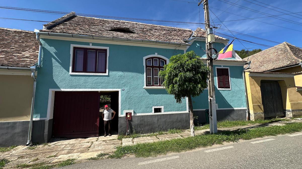 „Nu puteam să facem așa ceva într-o viață de om”. Casele restaurate de primăria Biertan prin PNRR au fost finalizate, iar locuitorii se bucură de ele