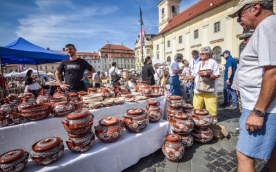 Știrile weekend-ului: Târgul Olarilor, de 59 de ani în Piața Mare, a început SCAF, cât costă pentru a fi vecin cu Andreea Esca și Tudor Chirilă, povestea punctului gastronomic Casa Dani