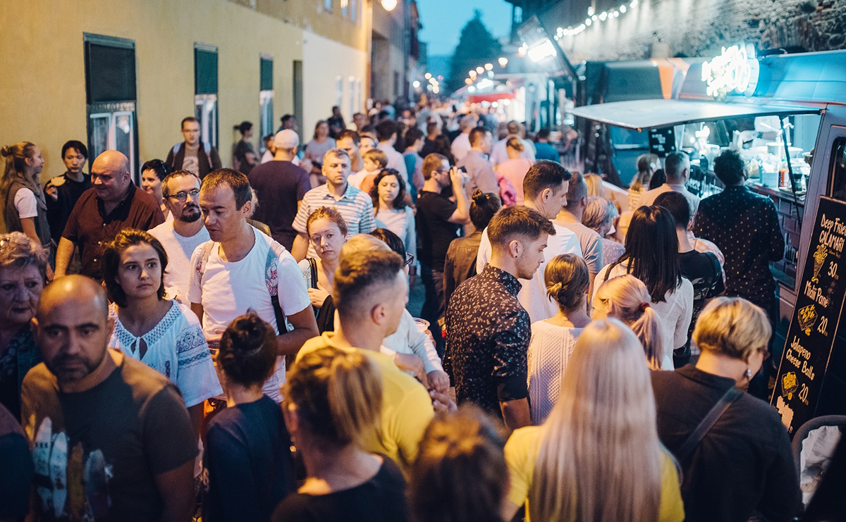 Foodie se mută în Piața Schiller și promite cea mai spectaculoasă ediție: jazz sub cerul liber, preparate reinventate și live cooking show-uri