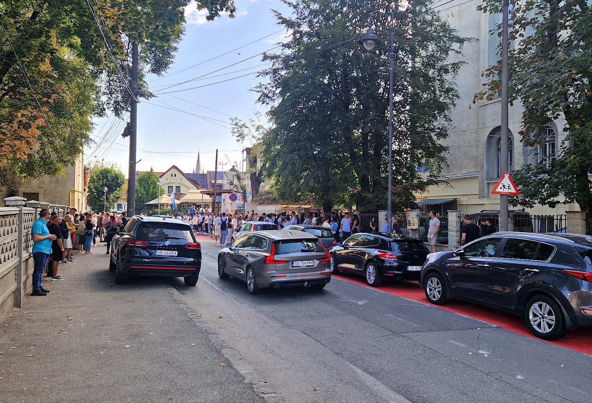 Știrile zilei: cum a început școala la Sibiu, dezbatere la Avrig din cauza mirosului, licitație pentru transformarea clădirii Maria Tereza în școală