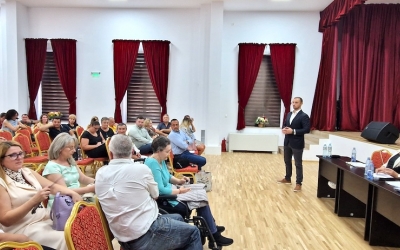 Dezbatere aprinsă la Avrig din cauza mirosului de la ferma de porci: Vor pleca familiile tinere din oraș! Cosmin Savu, Pro TV: Simt că sunt acasă când miroase a porc!
