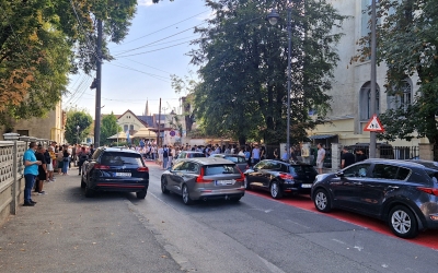 Știrile zilei: cum a început școala la Sibiu, dezbatere la Avrig din cauza mirosului, licitație pentru transformarea clădirii Maria Tereza în școală