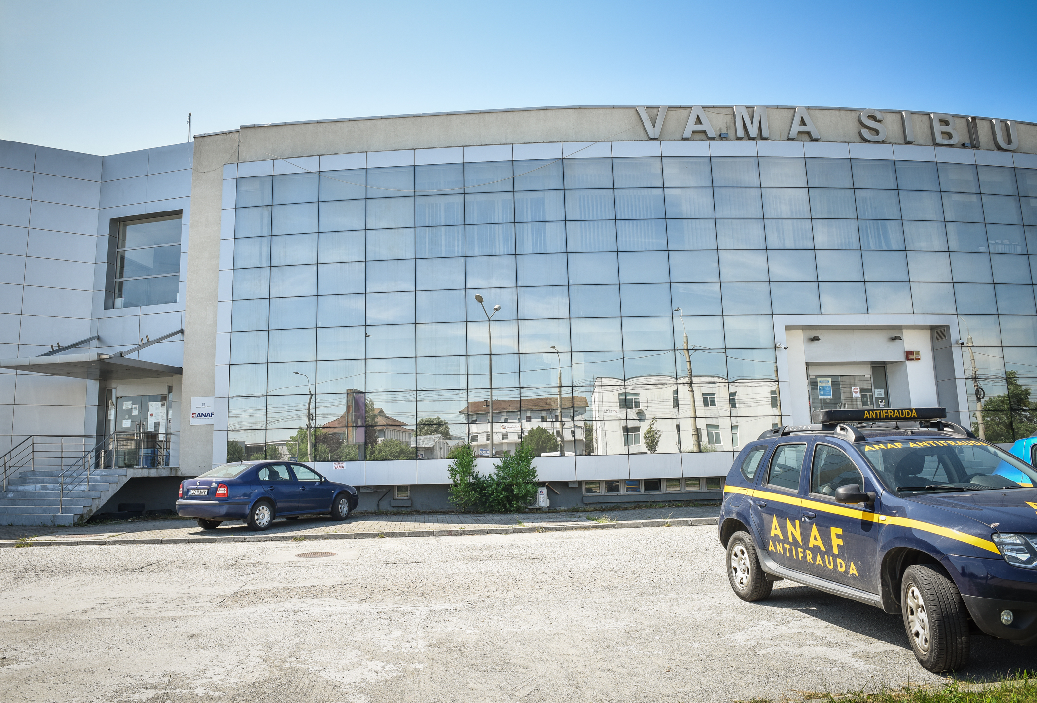 Un excavatorist din Vâlcea, transferat rapid la Antifrauda din Sibiu după ce s-a angajat la primărie. „Este păcat să se arunce cu noroi peste un om care a început de jos”