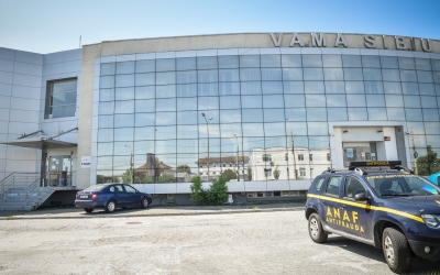 Un excavatorist din Vâlcea, transferat rapid la Antifrauda din Sibiu după ce s-a angajat la primărie. „Este păcat să se arunce cu noroi peste un om care a început de jos”