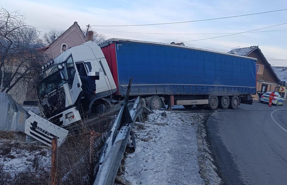 Un tir a ieșit din curbă într-o curte, la Scoreiu. IPJ Sibiu: Nu a adaptat viteza la condițiile de drum