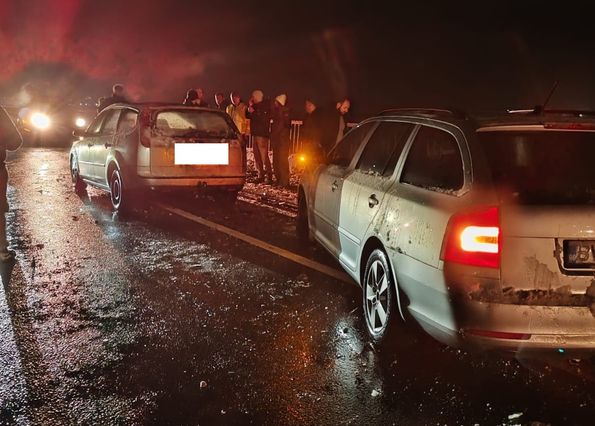 FOTO Actualizare 3 / Accident la Bradu: 3 mașini din 3 județe diferite. Traficul a fost reluat