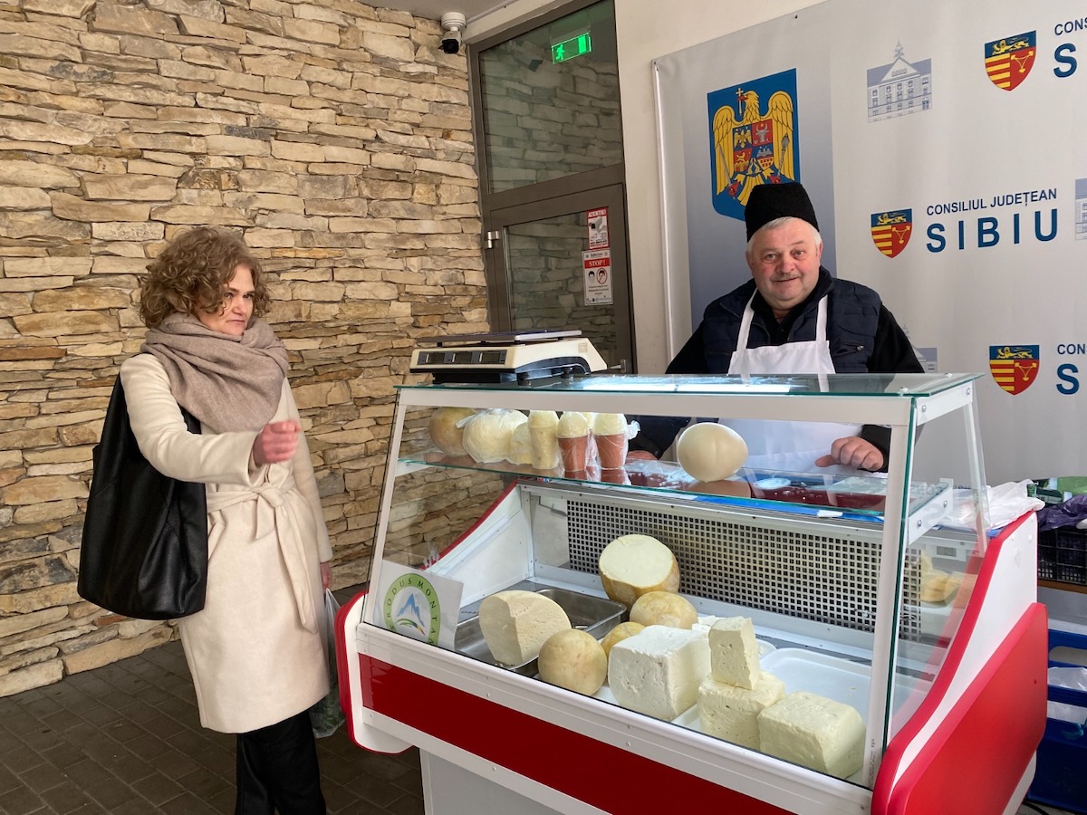 Piața la birou, la prima ediție din acest an: 10 producători locali merg vineri în curtea Consiliului Județean Sibiu