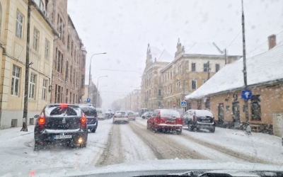 Actualizare deszăpezire Sibiu. Utilajele avansează dificil din cauza traficului intens. „Au parcurs o dată străzile și zonele din prioritatea 1, se continuă pe străzile din prioritatea 2 și 3”